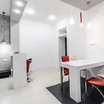 Апартаменты Black And Red Squares *