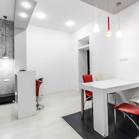Апартаменты Black And Red Squares *